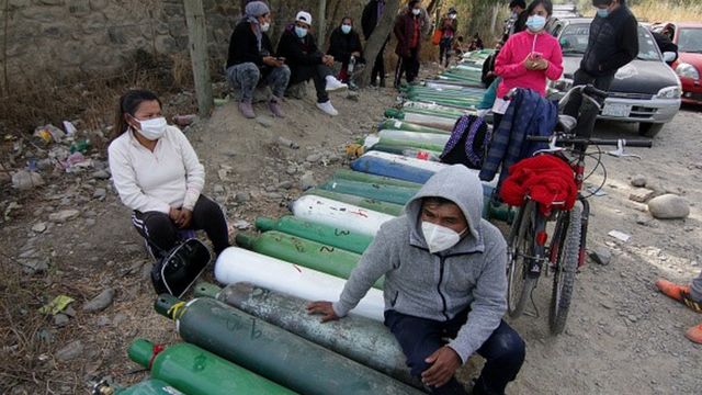 Fila com tanques de oxigênio na Bolívia