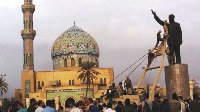 إسقاط تمثال صدام حسين في ساحة الفردوس في بغداد عام 2003 كان رمزاً لانتهاء حكمه