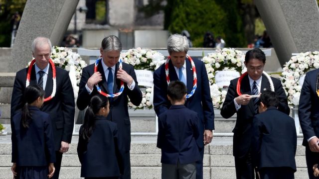 広島の原爆死没者慰霊碑を訪れたG7外相たち