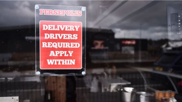 Объявление о наеме на работу водителей для доставки еды на дом из ресторана в Лондоне.