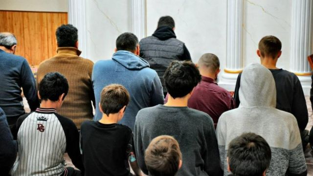 मस्जिद में प्रार्थना करते मुस्लिम युवक