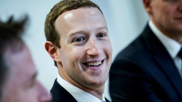 Mark Zuckerberg sorrindo