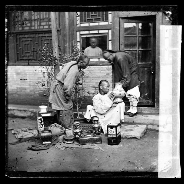 古玩商（北京，1871-72年）。(photo:BBC)