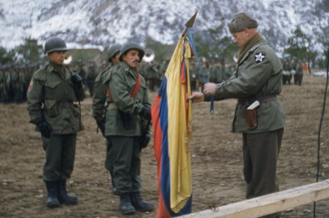 Soldados con bandera colombiana