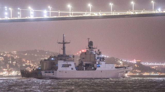 Tàu hải quân Nga di chuyển qua eo biển Bosporus từ Địa Trung Hải vào Biển Đen