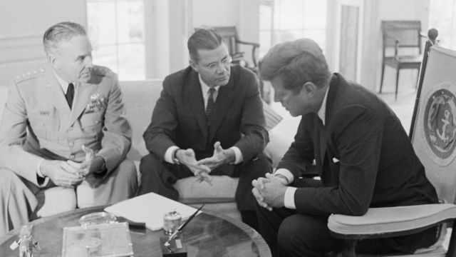 Tổng thống JF Kennedy (bìa phải) bàn tình hình Việt Nam với quan chức quốc phòng Hoa Kỳ