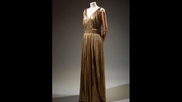 Шелковое платье цвета металлик из коллекции House of Paquin: талия 31 дюйм (78,74 см). Модельеры рассчитывали не только на худышек…