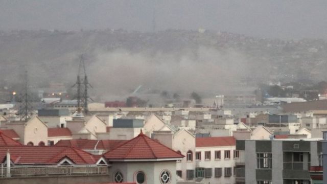 Asap terlihat setelah ledakan di luar Bandara Kabul, Kamis (26/08).