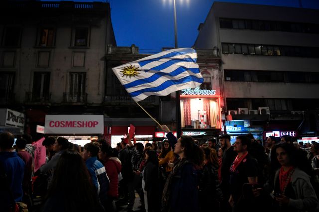 Manifestantes con la bandera de Uruguay en Montevideo.