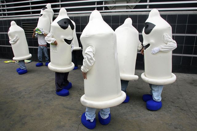 Manifestantes disfrazados de condones en una protesta en Perú. 