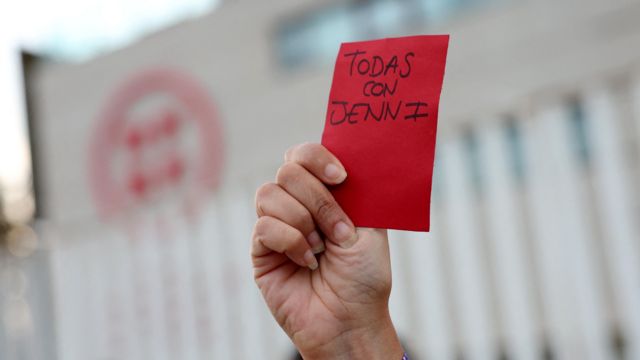 Cartão vermelho escrito 'todos com jenni'