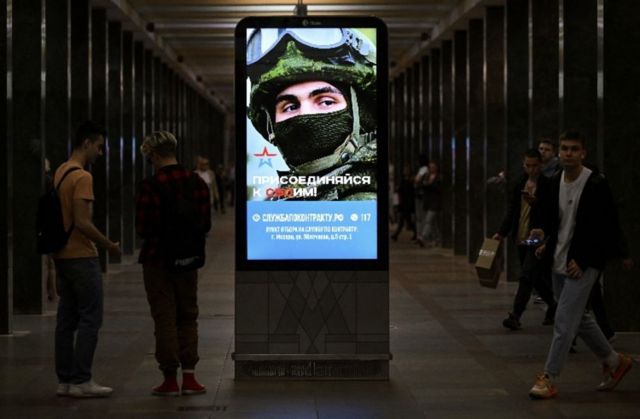 Cartaz sobre exército russo em estação de metrô