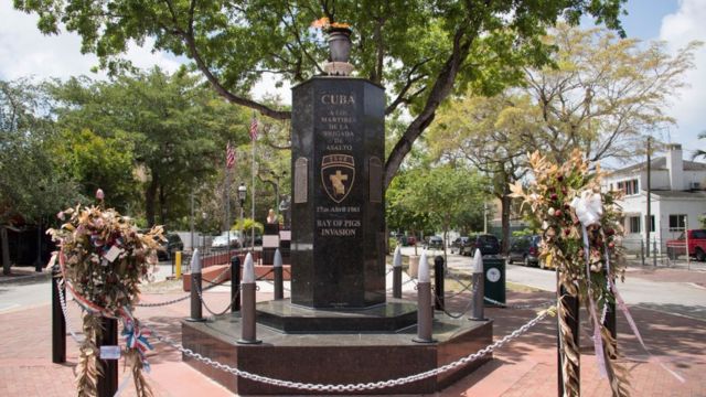 En la Pequeña Habana, en Miami, hay un monumento a los caídos de la Brigada 2506 que participó en la invasión de Bahía de Cochinos.