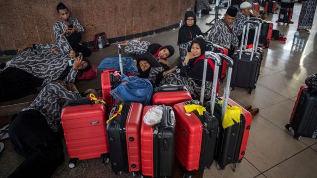 Ratusan jemaah menumpuk di Bandara Internasional Juanda Sidoarjo, Provinsi Jawa Timur pada 27 Februari 2020.