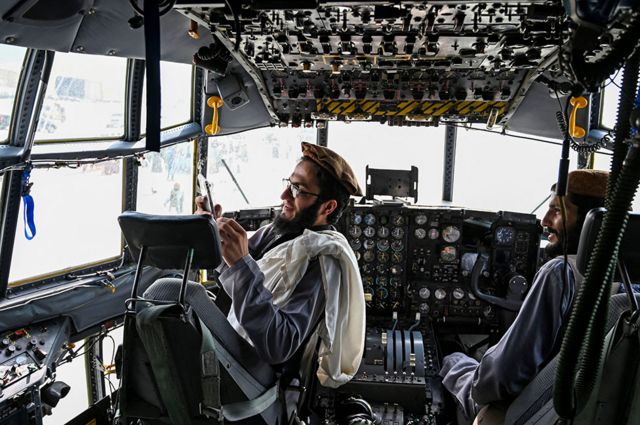 अमेरिकी सेना स्वदेश फर्किएपछि काबुल विमानस्थलमा अफगान वायुसेनाको एउटा विमानभित्र तालिबान लडाकुहरू