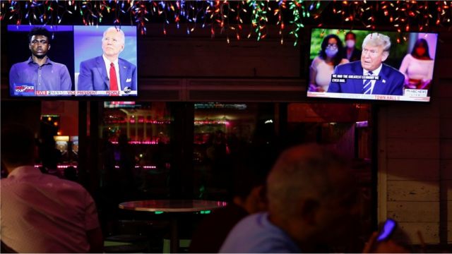 Orang-orang menonton bareng acara tanya-jawab Trump dan Biden