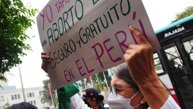 Una mujer con una pancarta a favor del aborto en Perú.