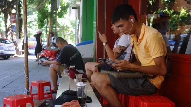 Ngày càng nhiều người Việt được tiếp cận với Internet, nhưng sự tự do truyền tải thông tin ngày càng thu hẹp.