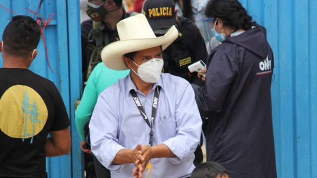 El candidato Pedro Castillo con mascarilla tras votar en las elecciones
