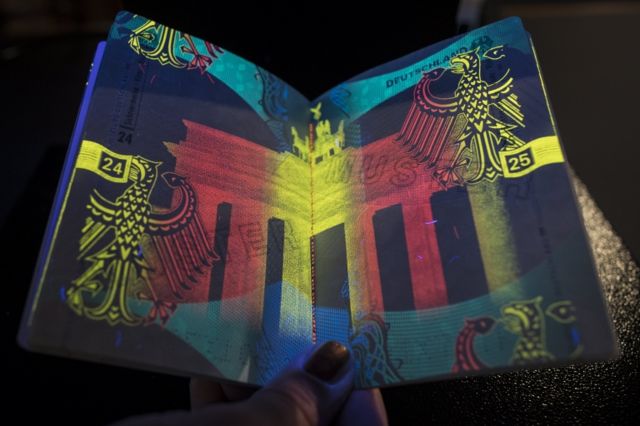 El nuevo pasaporte alemán trae hologramas de seguridad que solo son visibles con luz ultravioleta.