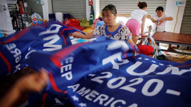 特朗普早前下令向中國進口的貨物徵收關稅,他為競選連任的海報卻被揭發在中國製造,引來批評。