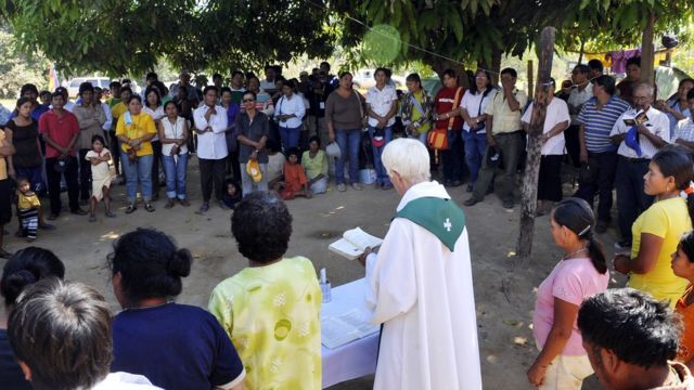 ローマ法王庁 既婚男性の司祭任命を検討 人材不足で cニュース