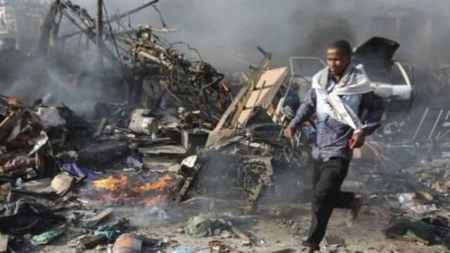 सोमालिया की राजधानी मोगादिशु में हुए धमाके के बाद की तस्वीर