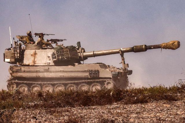 Um obuseiro de artilharia do Exército israelense se move em uma posição perto da fronteira com a Faixa de Gaza, no sul de Israel, em 3 de novembro de 2023, em meio às batalhas em andamento entre Israel e o grupo palestino Hamas na Faixa de Gaza