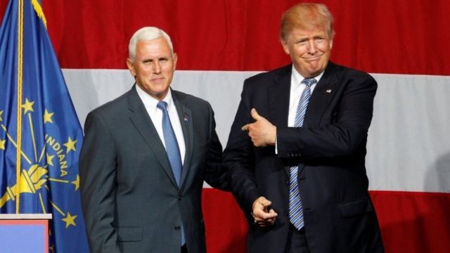 Donald Trump (dama) Gwamnan Indiana Mike Pence (hagu) lokacin yaƙin neman zabe.