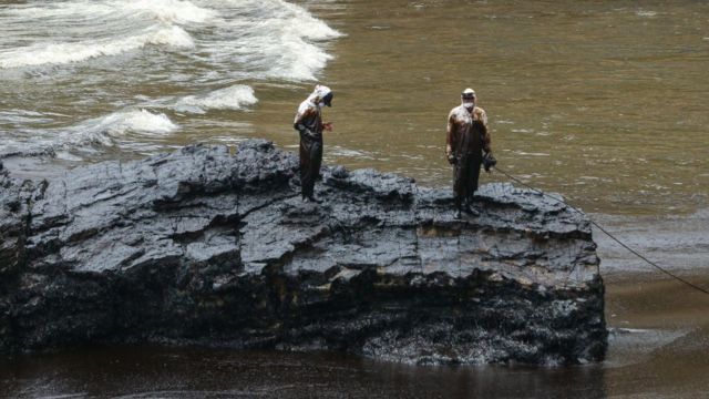 Perú declara la emergencia ambiental por el derrame de petróleo provocado por el tsunami en Tonga - BBC News Mundo