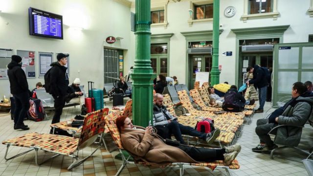 Hành khách trong một nơi trú ẩn tạm thời ở nhà ga đường sắt sau khi đi tàu từ Kiev, Ukraine đến Przemysl, Ba Lan hôm 24/2/2022.
