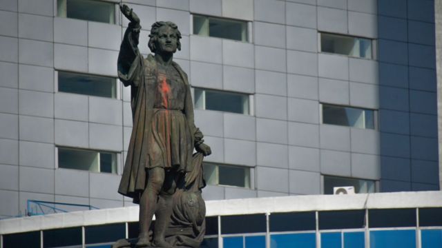 Estatua de Cristóbal Colón en México pintada de rojo durante unas protestas en 2020.
