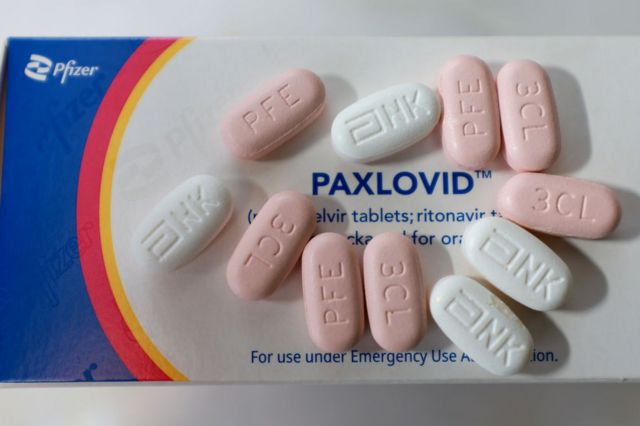 Tablete Paxlovid na vrhu škatle z zdravili.