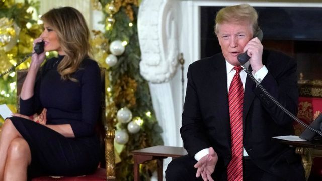 Melania Trump ile Donald Trump Beyaz Saray'da telefonda soruları yanıtlıyor.
