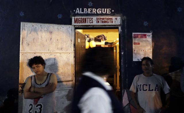 Una mujer guatemalteca, de espaldas a la cámara, frente a un albergue para migrantes en Tijuana, México, el 14 de noviembre de 2016.