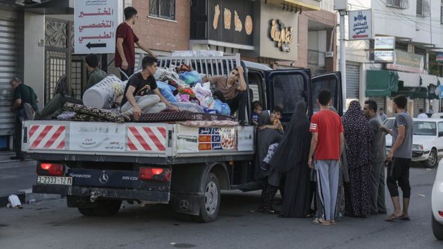 加沙城内一群巴勒斯坦人将家当装满皮卡准备撤离（13/10/2023）
