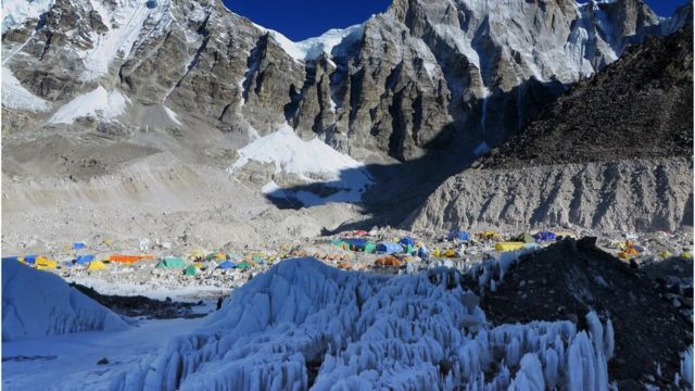 今春の登山シーズンはエベレストのベースキャンプが混雑し、関係者の懸念は高まった