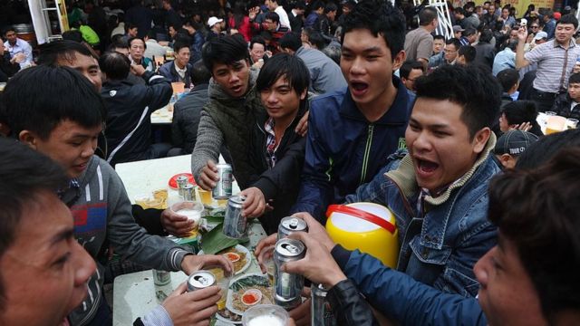 Thanh niên trẻ Việt Nam tại một lễ hội bia hơi ở Hà Nội (Hình minh họa)