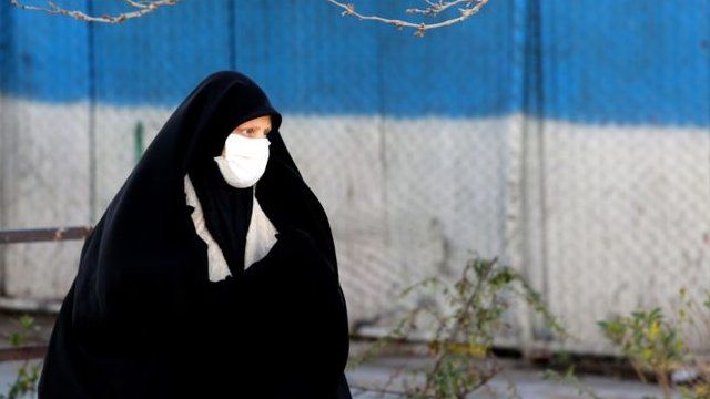 امرأة ايرانية ترتدي قناعاً طبياً للوقاية من الإصابة بفيروس كورونا الجديد