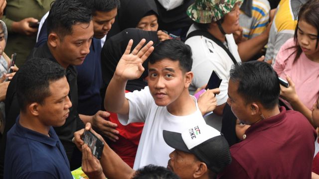 Calon wakil presiden nomor urut 2 Gibran Rakabuming Raka (tengah) melambaikan tangannya saat blusukan ke Pasar Rawasari, Jakarta, Minggu (03/12).