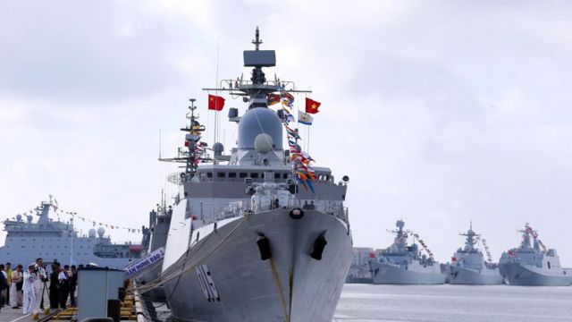Hải quân Việt Nam và hải quân Trung Quốc tại một cảng quân sự của Trung Quốc năm 2018