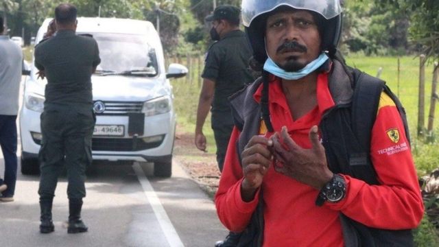 தம் மீது தாக்குதல் நடத்தப்பட்டதாகக் கூறும் ஊடகவியலாளர் விஸ்வலிங்கம் விஸ்வசந்திரன்.