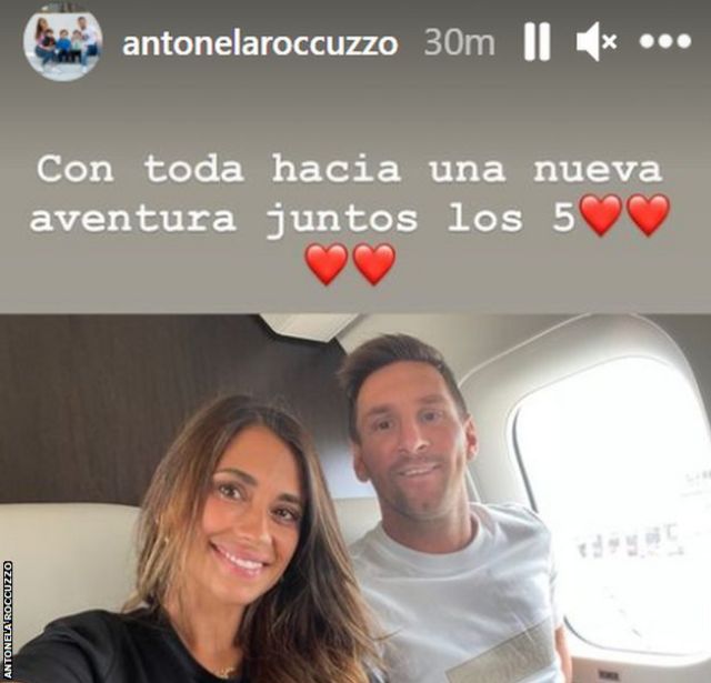 Messi y su esposa de camino a París