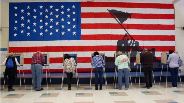 Votantes en una escuela de primaria en el condado de Chesterfield, Virginia