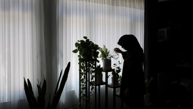 سيدة إيرانية خلال انقطاع الكهرباء.