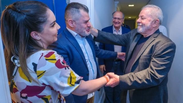 O ex-presidente Lula cumprimenta o pastor Paulo Marcelo e sua esposa