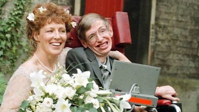 ستيفن هوكينغ مع إلين ماسون التي تزوجها عام 1995