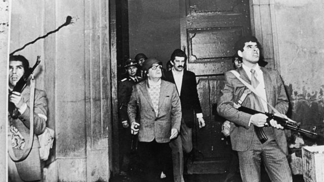 Allende cercado por seguranças armados