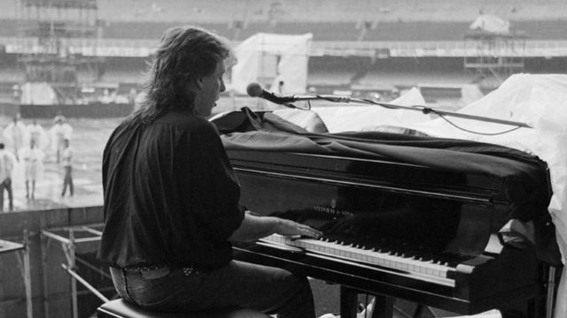 Paul McCartney toca piano em passagem de som no Maracanã, em foto preto e branca