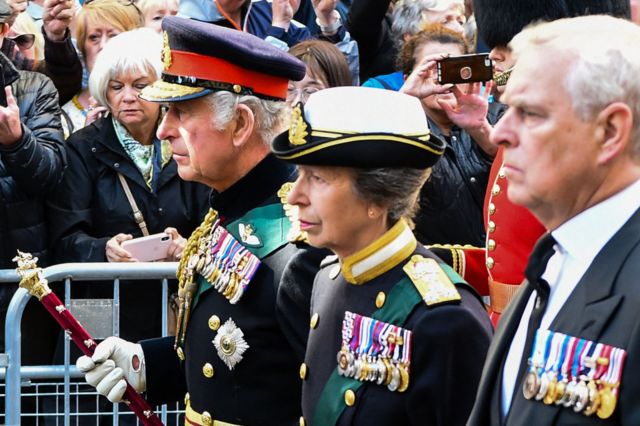 El rey Carlos III, la princesa Ana y el duque de York caminan tras el féretro de la reina Isabel II.